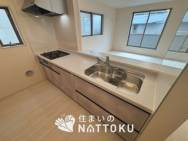 【現地写真(キッチン)】収納たっぷりのシステムキッチン、浄水器付水栓を標準装備しています。