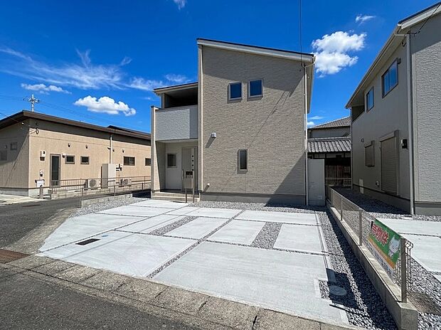 【現地写真(外観)【1号地】】軽くて火災に強い屋根材を採用し、地震時の建物への負担や揺れを軽減しています。