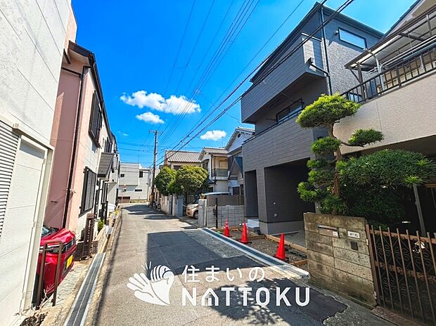 【現地写真(前道含む外観)】軽くて火災に強い屋根材を採用し、地震時の建物への負担や揺れを軽減しています。
