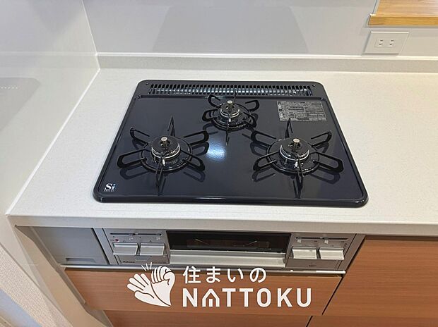 【ビルトインコンロ】フラットな構造で清掃性が高く、過熱防止センサー付3口タイプで日頃の家事も快適です。