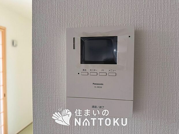 【TVモニター付インターホン】手放し通話ができ、送話表示灯で送話・受話状態が確認できます。
映像と音声で玄関先の様子をチェックできるモニター機能や、夜間の訪問者の顔も確認できるLEDライトを装備しています。