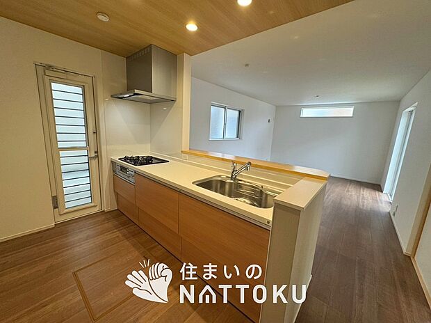 【現地写真(キッチン)】収納たっぷりのシステムキッチン、浄水器付水栓を標準装備しています。