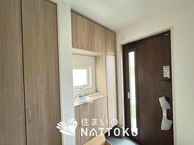 【現地写真（玄関）】玄関には、大型のシューズ収納を設置しています。