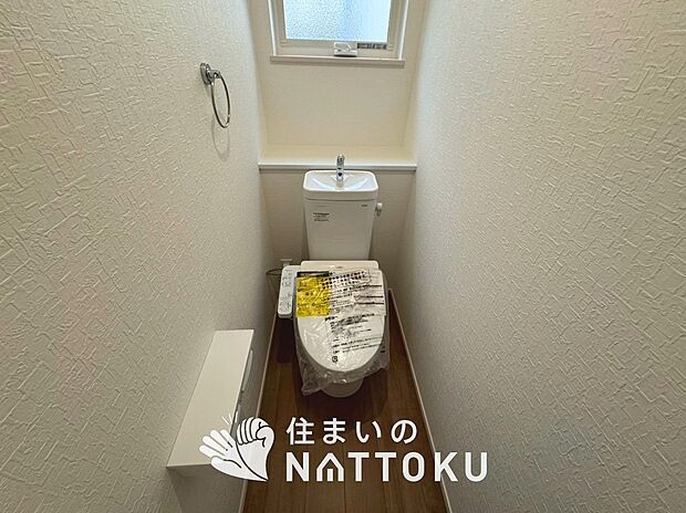 【トイレ】汚れてもサッとひと拭きでお手入れ簡単、エコ仕様の温水洗浄便座付きのトイレです。
バリアフリーにも配慮しています。