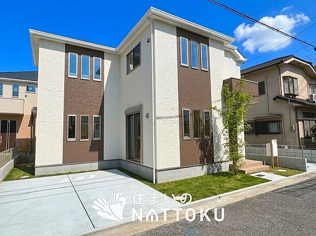 【現地写真（外観）【１号地】】軽くて火災に強い屋根材を採用し、地震時の建物への負担や揺れを軽減しています。