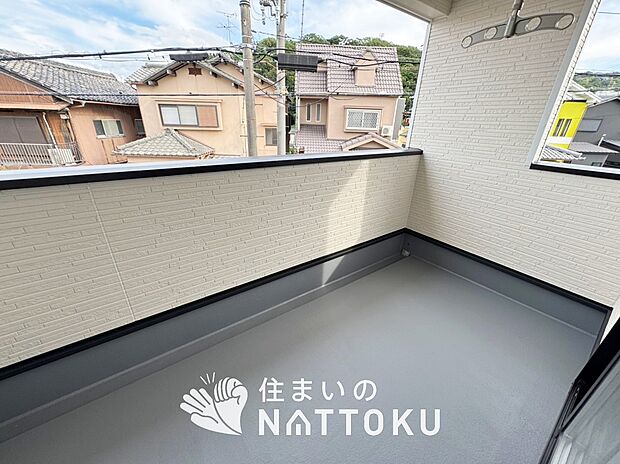 【バルコニー】奥行きが広く、洗濯物をゆったりと干せる十分な広さで、家族の洗濯も捗ります。