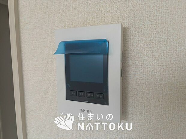 【TVモニター付インターホン】録画機能付きで、自動録画のほか、手動録画もできます。
受話、呼出音量の調整、明るさ調整が可能です。また、来訪者をズーム機能でズームアップして確認できます。