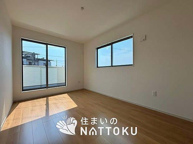 【現地写真(寝室)】木目の美しさを際立たせるシンプルデザインの建具を使用しています。