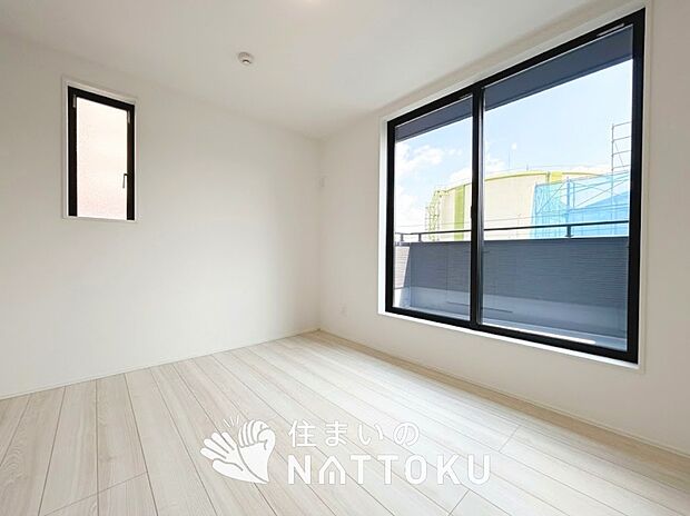 【現地写真(寝室)】木目の美しさを際立たせるシンプルデザインの建具を使用しています。