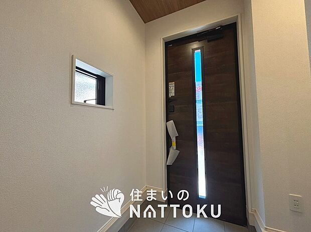 【現地写真(玄関)】玄関には、大型のシューズ収納を設置しています。