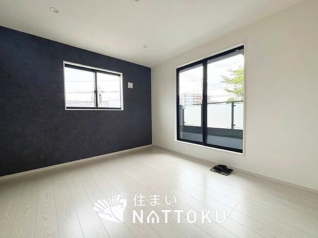 【現地写真（寝室）】木目の美しさを際立たせるシンプルデザインの建具を使用しています。