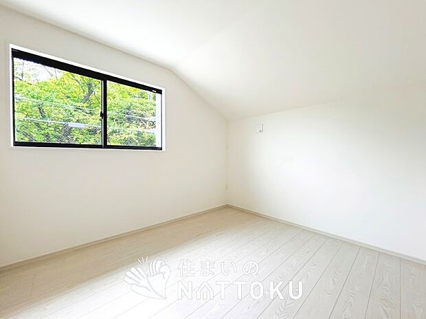 【現地写真（洋室）】木目の美しさを際立たせるシンプルデザインの建具を使用しています。