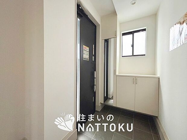 【現地写真（玄関）】玄関には、大型のシューズ収納を設置しています。