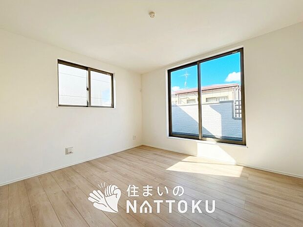 【現地写真（寝室）】木目の美しさを際立たせるシンプルデザインの建具を使用しています。
