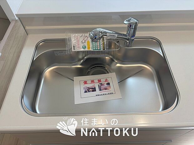【浄水器内臓ハンドシャワー付シンク】広々とした凸型シンクに洗剤ポケットを標準装備。すっきり収納できます。
また、蛇口の先端に浄水器を内蔵しているため場所をとりません。