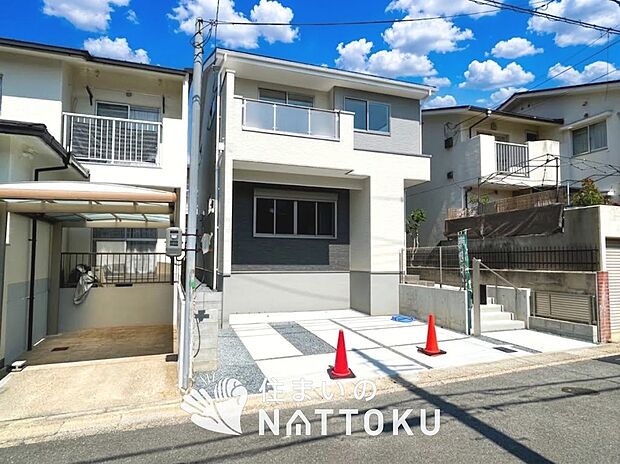 【現地写真(外観)】軽くて火災に強い屋根材を採用し、地震時の建物への負担や揺れを軽減しています。