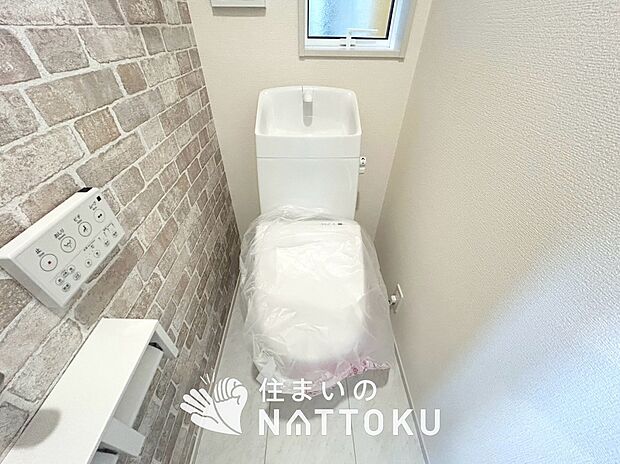 【トイレ】汚れてもサッとひと拭きでお手入れ簡単、エコ仕様の温水洗浄便座付きのトイレです。
バリアフリーにも配慮しています。