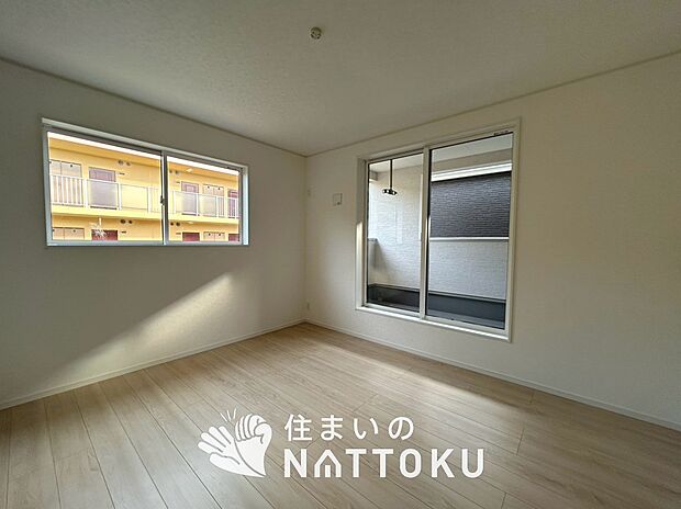 【現地写真(寝室)】木目の美しさを際立たせるシンプルデザインの建具を使用しています。
