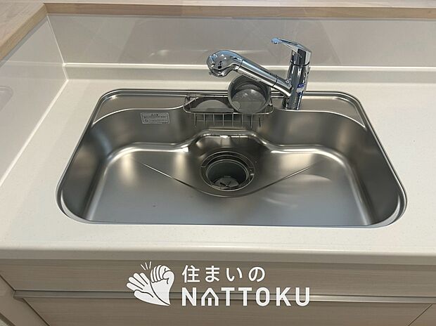 【浄水器内臓ハンドシャワー付シンク】広々とした凸型シンクに洗剤ポケットを標準装備。すっきり収納できます。
また、蛇口の先端に浄水器を内蔵しているため場所をとりません。