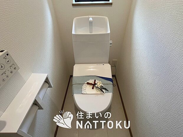 【トイレ】汚れてもサッとひと拭きでお手入れ簡単、エコ仕様の温水洗浄便座付きのトイレです。
バリアフリーにも配慮しています。