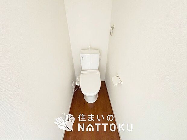 【トイレ】汚れてもサッとひと拭きでお手入れ簡単、エコ仕様の温水洗浄便座付きのトイレです。
バリアフリーにも配慮しています。