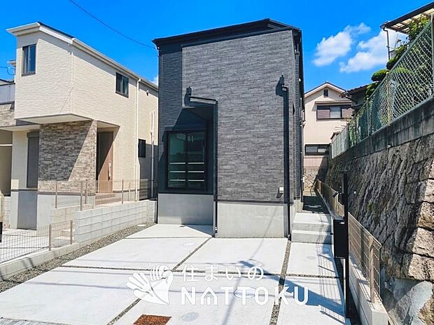 【現地写真(街並み)】軽くて火災に強い屋根材を採用し、地震時の建物への負担や揺れを軽減しています。