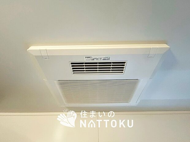 【電気式浴室暖房換気乾燥機】寒い冬場はあたたかく、暑い夏場は扇風機のような心地よさです。
雨の日は、浴室が衣類乾燥スペースになります。