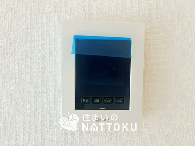 【TVモニター付インターホン】来訪者を画像と音声で確認できる、防犯性に優れた安心のシステム。
スッキリしたデザインで、誰でも簡単に操作できます。