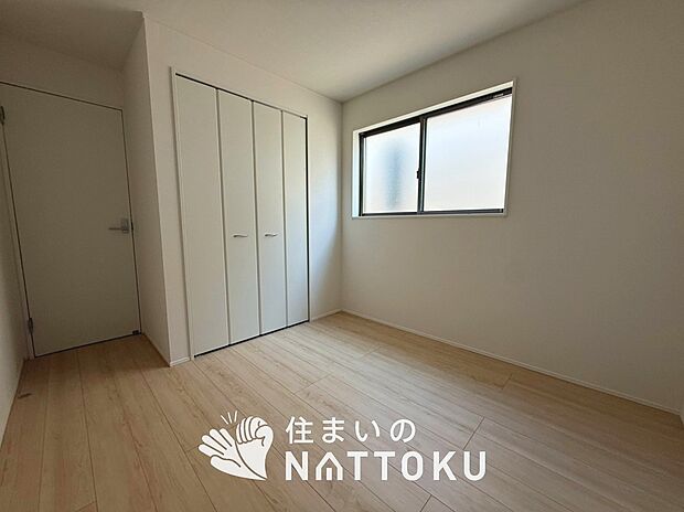 【現地写真（洋室）】木目の美しさを際立たせるシンプルデザインの建具を使用しています。