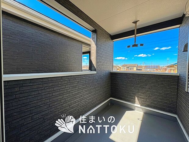 【バルコニー】奥行きが広く、洗濯物をゆったりと干せる十分な広さで、家族の洗濯も捗ります。