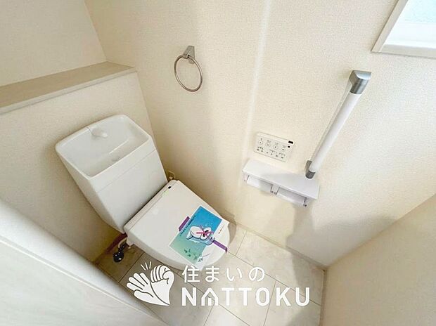 【トイレ】汚れてもサッとひと拭きでお手入れ簡単、エコ仕様の温水洗浄便座付きのトイレです。
バリアフリーにも配慮しています。