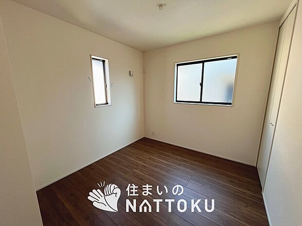【現地写真(洋室)】木目の美しさを際立たせるシンプルデザインの建具を使用しています。