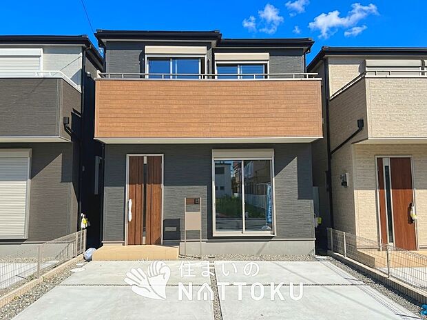 【現地写真(外観)【5号地】】軽くて火災に強い屋根材を採用し、地震時の建物への負担や揺れを軽減しています。