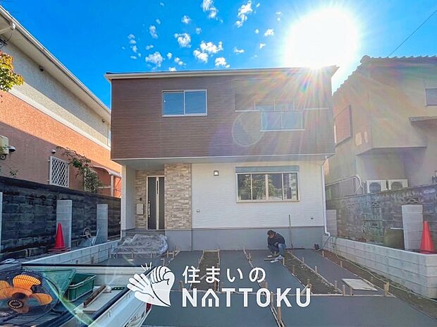 【現地写真(外観)】軽くて火災に強い屋根材を採用し、地震時の建物への負担や揺れを軽減しています。