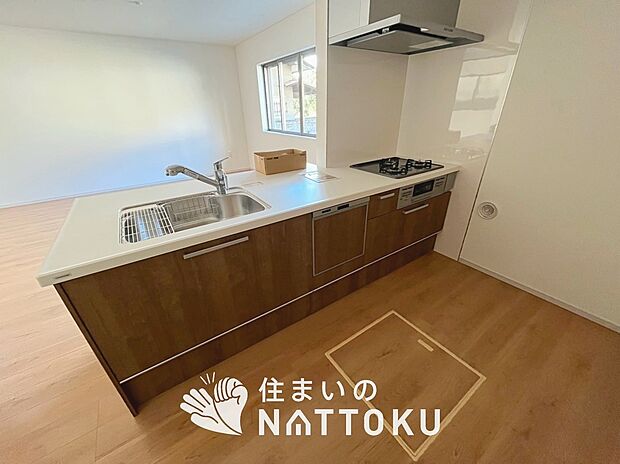 【現地写真(キッチン)】収納たっぷりのシステムキッチン、浄水器付水栓を標準装備しています。