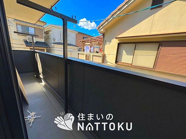 【バルコニー】奥行きが広く、洗濯物をゆったりと干せる十分な広さで、家族の洗濯も捗ります。