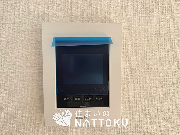 【TVモニター付インターホン】手放し通話ができ、送話表示灯で送話・受話状態が確認できます。
映像と音声で玄関先の様子をチェックできるモニター機能や、夜間の訪問者の顔も確認できるLEDライトを装備しています。