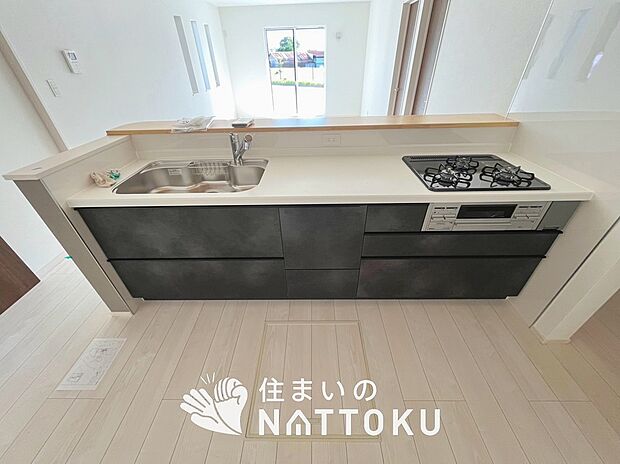 【現地写真（キッチン）】収納たっぷりのシステムキッチン、浄水器付水栓を標準装備しています。