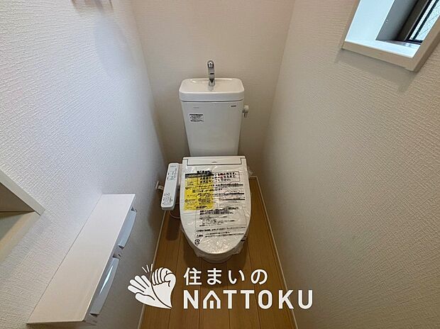 【トイレ】汚れてもサッとひと拭きでお手入れ簡単、エコ仕様の温水洗浄便座付きのトイレです。
バリアフリーにも配慮しています。
