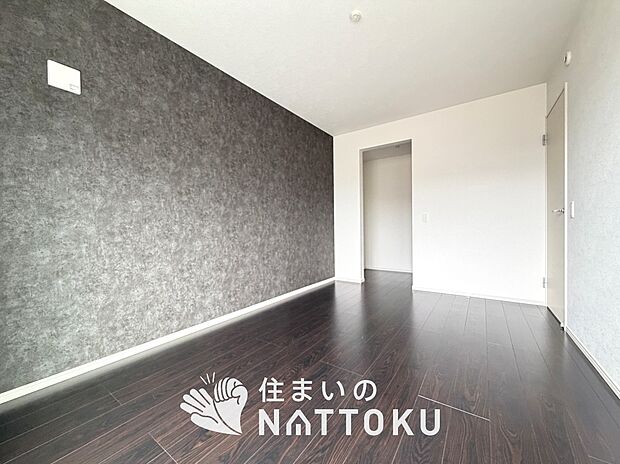 【現地写真(寝室)】木目の美しさを際立たせるシンプルデザインの建具を使用しています。