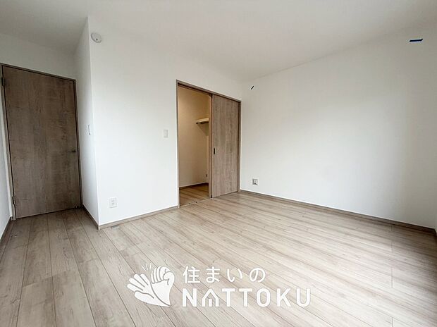 【現地写真(寝室)】木目の美しさを際立たせるシンプルデザインの建具を使用しています。