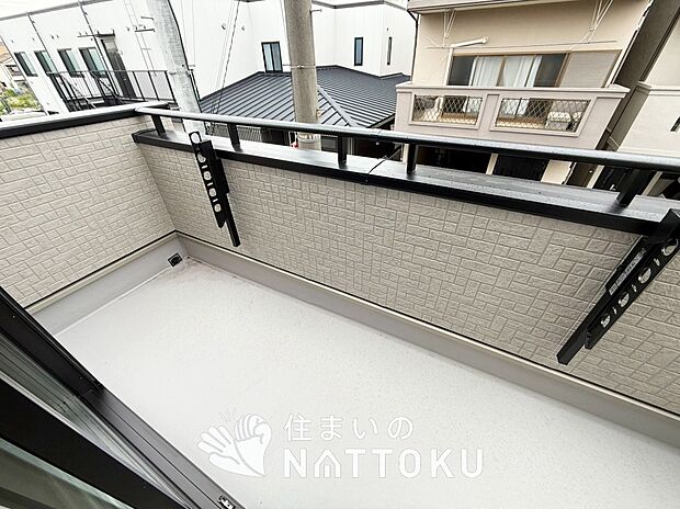 【バルコニー】奥行きが広く、洗濯物をゆったりと干せる十分な広さで、家族の洗濯も捗ります。