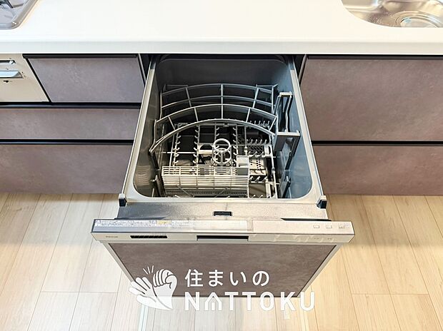 【食器洗い乾燥機】食後の時間にゆとりを与えてくれる食器洗い乾燥機。
操作ボタンも上面にあるので、腰をかがめずに操作ができラクラクです。