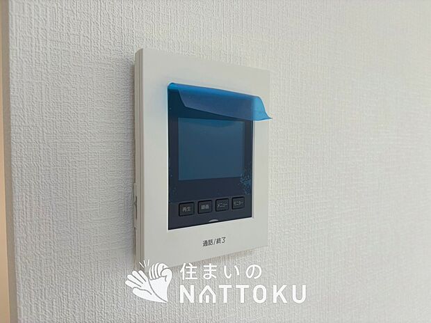 【カラーテレビドアホン】くっきり見やすいカラーモニターです。
夜でも来客者が見やすいLED照明付きです。