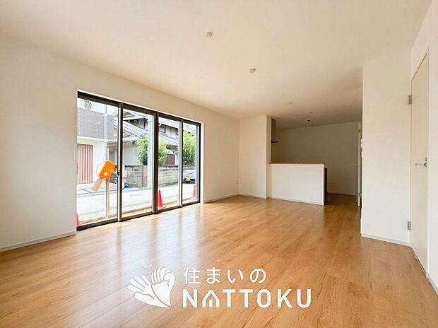 【現地写真(リビング)】フローリング材には、木目、色調など木材特有の風合いがあり、ナチュラルな美しさになっています。