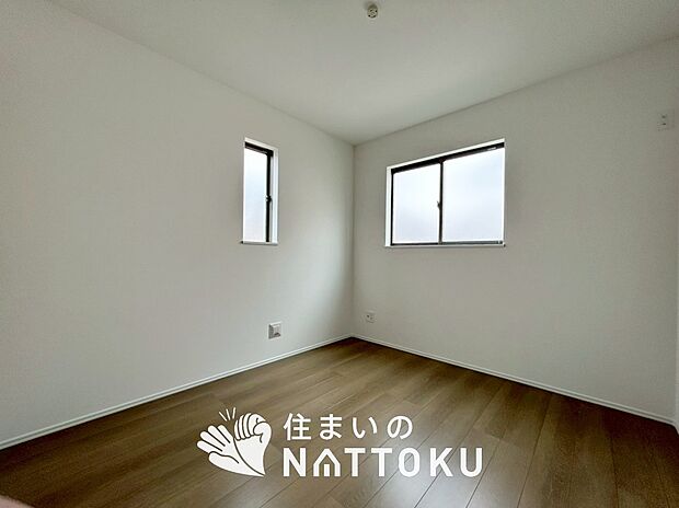 【現地写真(洋室)】木目の美しさを際立たせるシンプルデザインの建具を使用しています。
