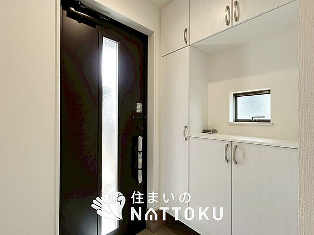 【現地写真(玄関)】玄関には、大型のシューズ収納を設置しています。