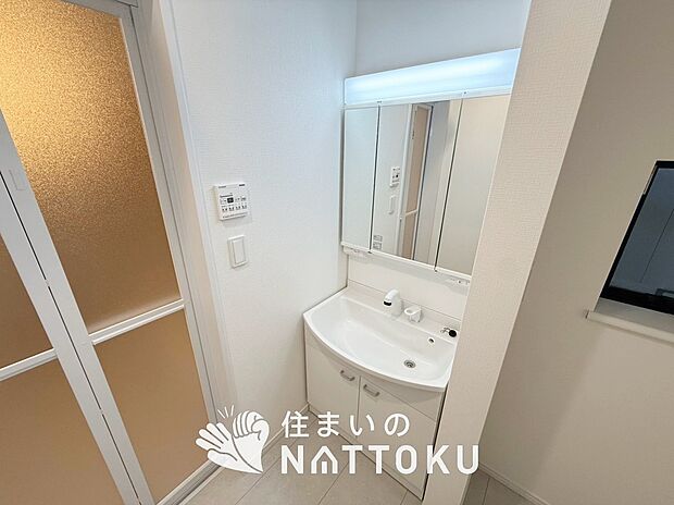 【洗面台・洗面所】鏡の両サイドは、必要なものを取出しやすく、大きな鏡面で朝の準備も快適。
使いやすいリフトアップ機能付きのシングルレバーシャワー水栓付です。