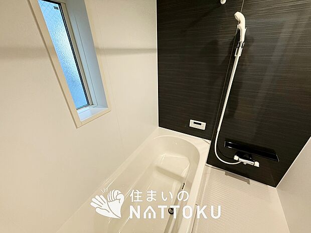 【現地写真(浴室)】浴室暖房乾燥機付き。1坪タイプで広々です。
