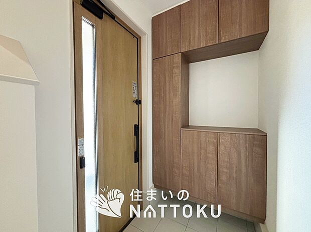 【現地写真(玄関)】玄関には、大型のシューズ収納を設置しています。